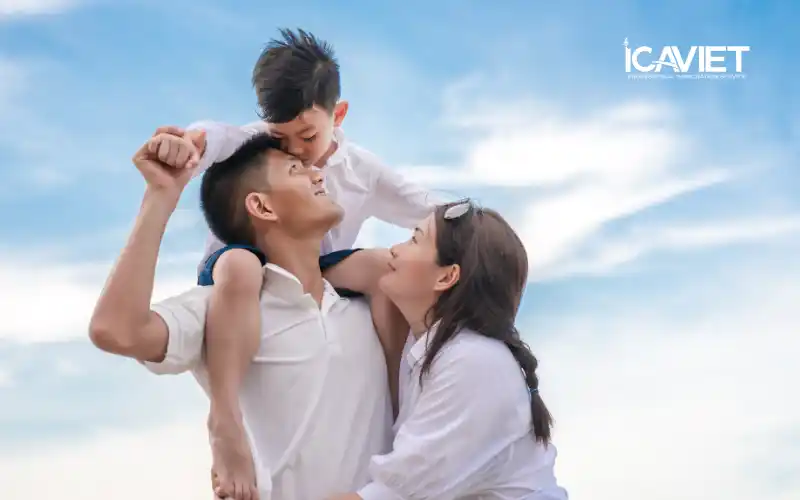 Con riêng dưới 21 tuổi có được đi cùng khi bảo lãnh vợ/chồng không?